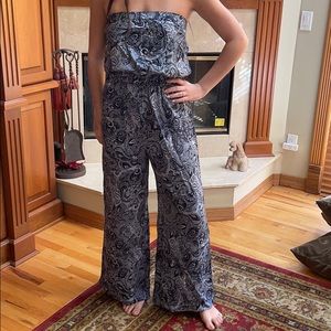 🔥HP🔥 NWT, Women’s Francesca’s strapless Jumpsuit
